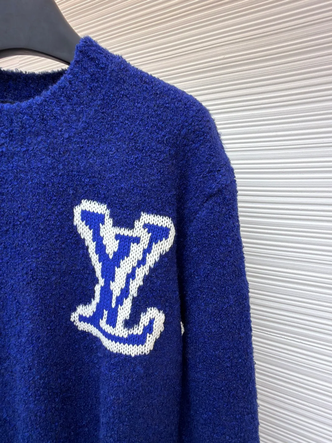 LOUIS VUITTON double-sided intarsia sweater ●Original version: purchased and developed for 9999 ●Item number: 1680924-A85 ●Fabric: wool blended fabric ●Technology: knitted intarsia production ●Version: fitted version ●Weight: about 620 grams ●Size: S-M-L-XL ●Description: Made of custom-woven and dyed sheep wool 65% cotton% 20 Spandex 15%. The special washing process is very soft and skin-friendly. It has 7 knitting workers. The thickness of each stitch of the inlay on the clothing logo is consistent with ZP. The back logo is mirror inlay. This crew-neck sweater is made of a blend of sheep wool and yak hair, and uses thick yarn to create a comfortable texture. The contrasting LV logo is integrated into the knitted fabric, and the mirror-effect logo is cleverly displayed on the rear. The casual and elegant design makes it easy to style your weekend look. The overall wiring is straight and delicate, the fabric is comfortable and soft, and the color is consistent without color difference. It can be matched with the same style to create a fashionable look and control various occasions. Customized accessories, complete with three standards, same style for men and women!